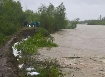На Буковине возникла угроза прорыва дамбы на реке Черемош