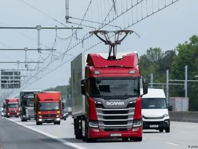 У Німеччині відкрився перший електричний автобан