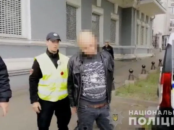 v-odesi-do-viddilu-politsiyi-dostavili-cholovika-z-georgiyivskoyu-strichkoyu-1