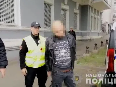 В Одессе в отдел полиции доставили мужчину с георгиевской лентой