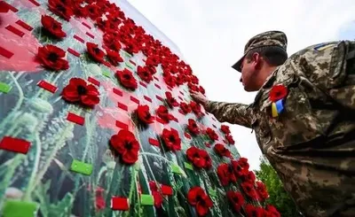 Президент возложил цветы к могиле Неизвестного солдата