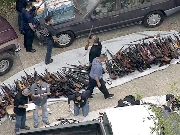 Під час обшуку в будинку в Лос-Анджелесі знайшли більше тисячі одиниць вогнепальної зброї