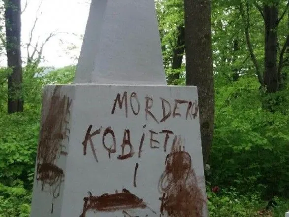В Польше на кладбище осквернили крест на могиле украинских подпольщиков