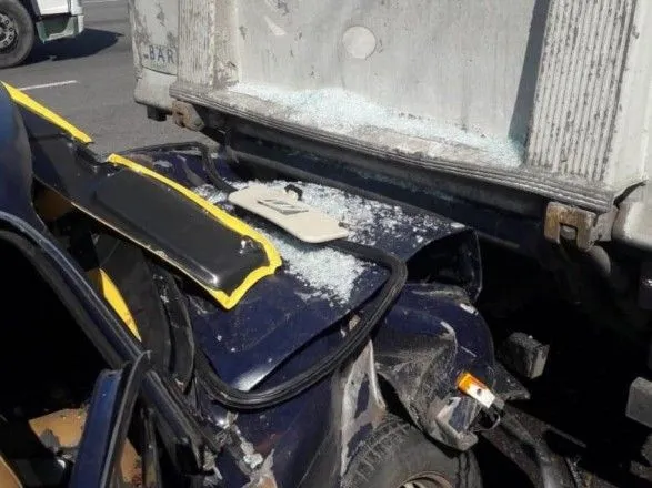 Легковик врізався у припарковану вантажівку в Києві, загинули двоє військових