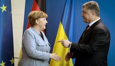 Порошенко призвал Меркель ужесточить санкции против РФ из-за указа Путина