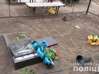 В Днепропетровской области 14-летний подросток изувечил могилы