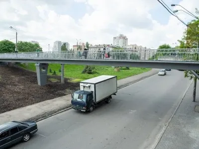 В Киеве отремонтировали пешеходный мост на Шулявке