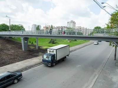 У Києві відремонтували пішохідний міст на Шулявці