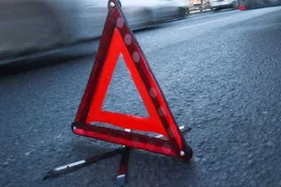 Два автомобілі зіткнулися у Києві, водіїв госпіталізовано