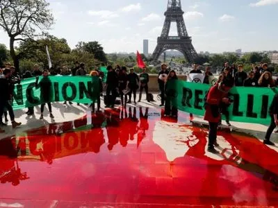 Экоактивисты разлили 300 литров бутафорской крови в центре Парижа
