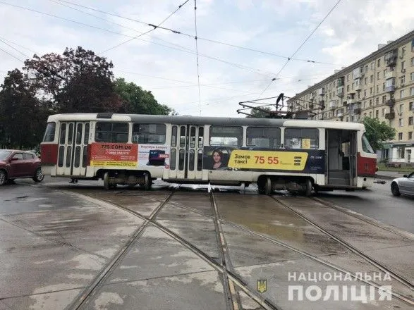 u-kharkovi-tramvay-vrizavsya-v-avtomobil-postrazhdala-ditina