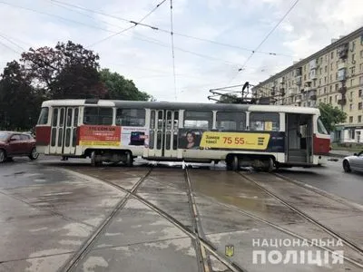 У Харкові трамвай врізався в автомобіль, постраждала дитина