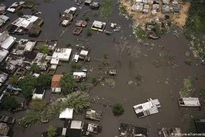 Из-за ливней и наводнения в Парагвае десятки тысяч людей остались без крова