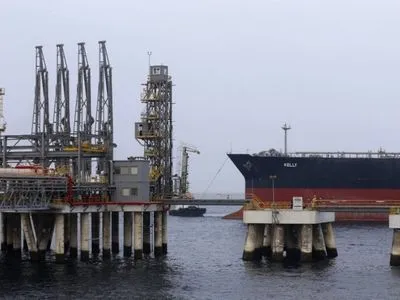 В порту ОАЭ сгорели по меньшей мере семь нефтяных танкеров