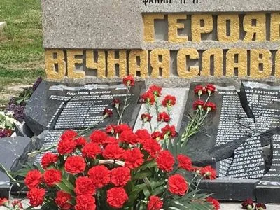 "Глава" окупованого Севастополя наказав відновити пам'ятник загиблим на війні кримським татарам