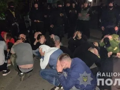 Поліція у Вінниці затримала десятки молодиків при спробі захоплення заводу