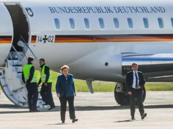 В самолет Меркель в немецком аэропорту врезался автомобиль