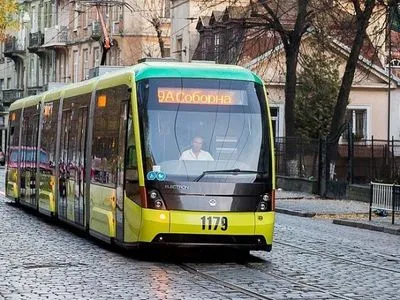 Во Львове трамвай сбил девушку