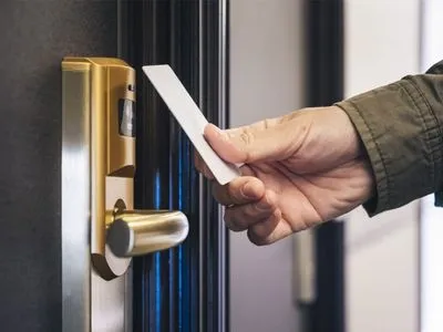 В новых отелях предлагают обустраивать вход в номера по бесконтактным картам