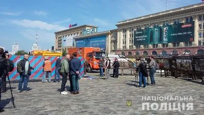 Полиция круглосуточно охраняет волонтерскую палатку в центре Харькова