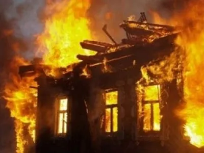 Дом вспыхнул из-за свечи, пострадал школьник
