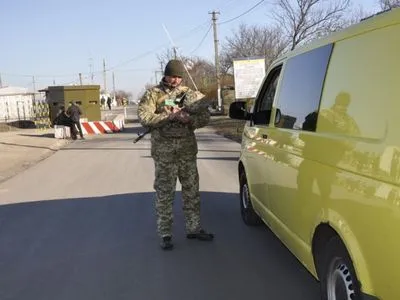 На КПВВ на Донбасі у чергах зібралися понад 200 автомобілів