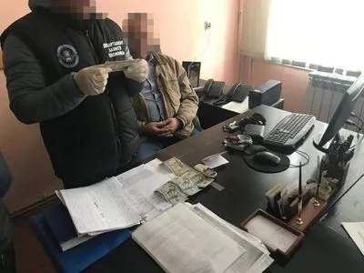 Посадовця Закарпатської ОДА викрили при отриманні 400 дол. хабара