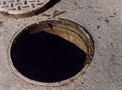 В Сумах женщина упала в канализационный колодец