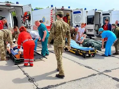 В Одессу доставили 12 военных, которые были ранены на Донбассе