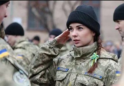 Правительство разрешило набирать девушек в военные лицеи