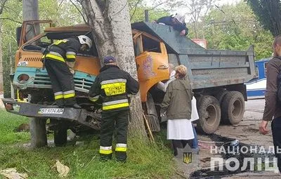 Вантажівка влетіла у іномарку і відрикошетила у дерево