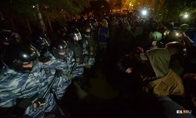 В Екатеринбурге продолжились столкновения из-за храма