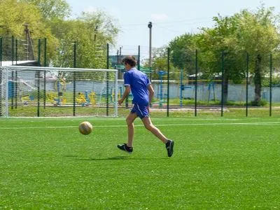 Дети в Днепропетровской области испытали новое футбольное поле