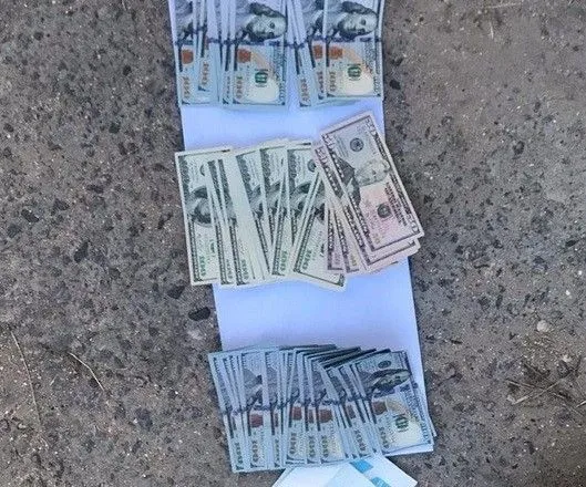 Патрульного поліцейського викрили на хабарі у 10 тис. доларів
