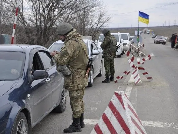 На Донбасі у чергах на КПВВ застрягли майже 300 автомобілів