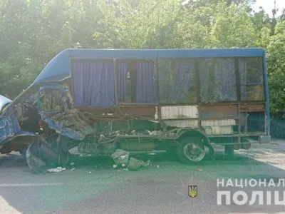 Легковушка влетела в маршрутку с пассажирами в Винницкой области