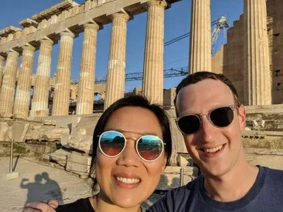 Цукерберг празднует 7 лет супружеской жизни в Греции