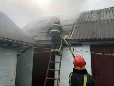 Из-за молнии в Хмельницкой области загорелось здание
