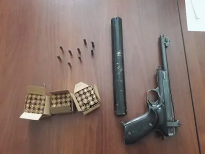 Житель Полтавы в собственном дворе хранил оружие для продажи