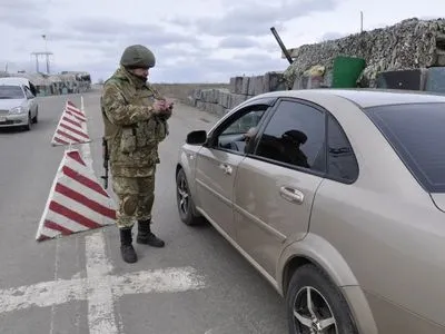 На Донбассе в очередях на КПВВ застряли более 300 автомобилей