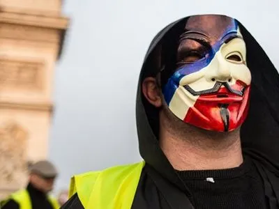 Протесты "желтых жилетов" во Франции: установлен новый антирекорд, совершено нападение на радиостанцию