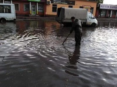 У Кропивницькому через потужну зливу дороги перетворились на канали