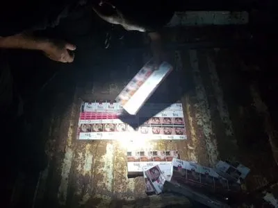 На Закарпатье в микроавтобусе пограничники обнаружили контрабандную партию сигарет