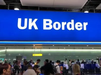 Велика Британія скасувала паперові міграційні карти при в'їзді в країну