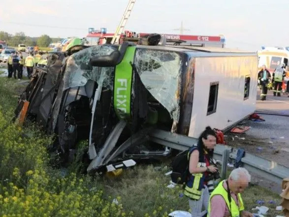 В Германии перевернулся междугородний автобус, есть погибший и десятки пострадавших