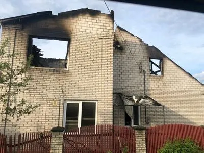 Блискавка влучила у будинок поліцейського, будівля згоріла