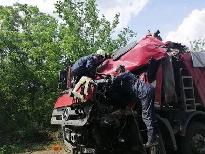 На Миколаєвщині лоб у лоб зіткнулись вантажівки