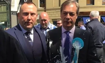 В лидера британской Партии Brexit бросили молочным коктейлем