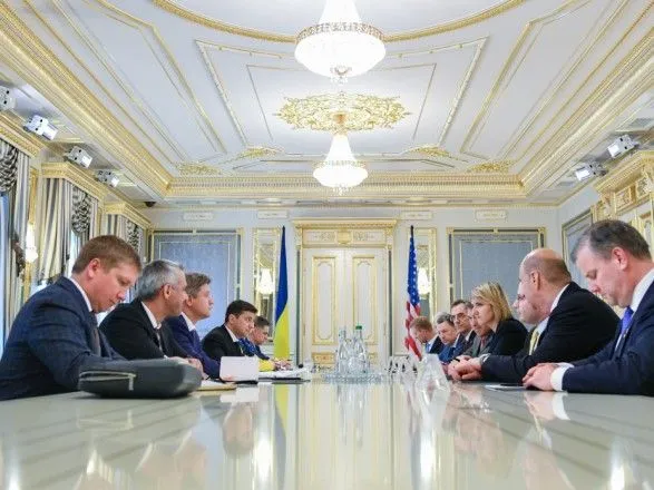 Зеленский призвал США продолжать ужесточение санкций в отношении РФ