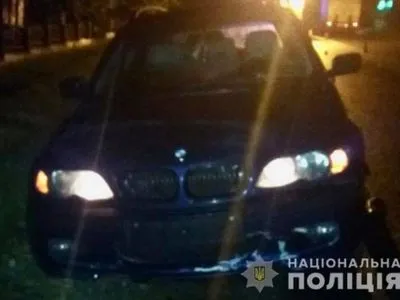 На Прикарпатье автомобиль наехал на мужчину, который лежал посреди дороги